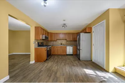 204 Mattituck Court, Melville, NY 11747 - Photo 8