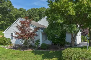 204 Mattituck Ct, Melville, NY 11747 - Photo 2