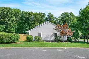 204 Mattituck Ct, Melville, NY 11747 - Photo 4