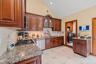 821 Peconic St, Ronkonkoma, NY 11779 - Photo 10