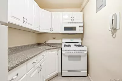 70-25 Yellowstone Boulevard #5A, Forest Hills, NY 11375 - Photo 8
