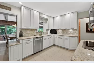 200 Canterbury Gate, Lynbrook, NY 11563 - Photo 4