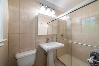 18 Carlyle Place, Hartsdale, NY 10530 - Photo 16