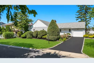7 Albers Lane, Farmingdale, NY 11735 - Photo 2