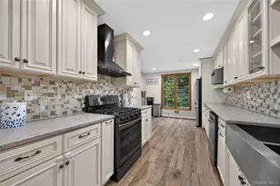 257 Bow Dr, Hauppauge, NY 11788 - Photo 10