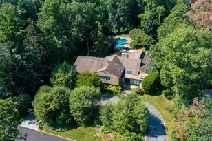 8 Kodiak Dr, Woodbury, NY 11797 - Photo 2