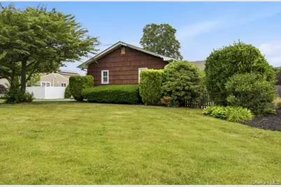 825 Karshick Street, Bohemia, NY 11716 - Photo 4
