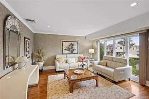2969 Hampton Ct, Wantagh, NY 11793 - Photo 4
