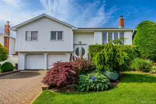 2969 Hampton Ct, Wantagh, NY 11793 - Photo 2