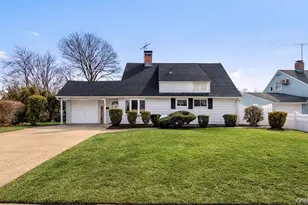 68 Summer Ln, Hicksville, NY 11801 - Photo 2