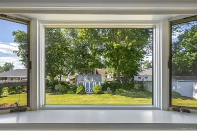 95 Laurel Road, Lindenhurst, NY 11757 - Photo 8
