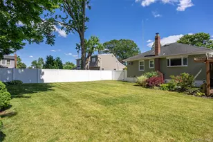 95 Laurel Rd, Lindenhurst, NY 11757 - Photo 22