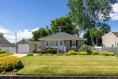95 Laurel Road, Lindenhurst, NY 11757 - Photo 2