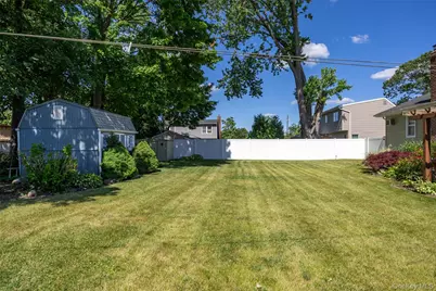 95 Laurel Road, Lindenhurst, NY 11757 - Photo 26