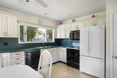 95 Laurel Road, Lindenhurst, NY 11757 - Photo 4