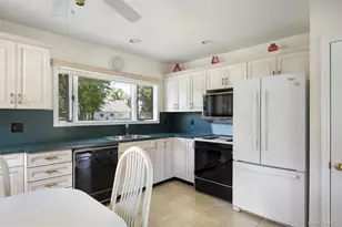 95 Laurel Rd, Lindenhurst, NY 11757 - Photo 4