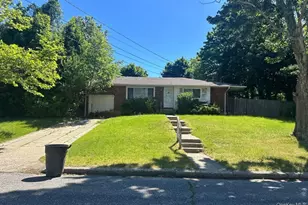 1533 Agate St, Bay Shore, NY 11706 - Photo 2