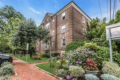 8 Welwyn Road #2F, Great Neck, NY 11021 - Photo 2