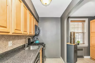 8 Welwyn Road #2F, Great Neck, NY 11021 - Photo 8