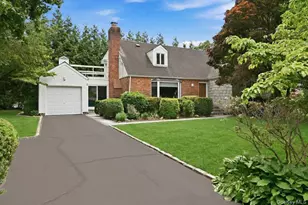 2 Crabtree Ln, Roslyn, NY 11576 - Photo 2