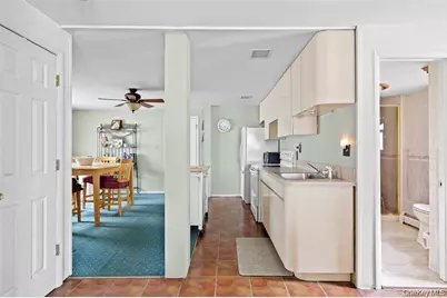 830 N Broome Avenue, Lindenhurst, NY 11757 - Photo 4