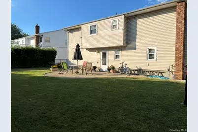 830 N Broome Avenue, Lindenhurst, NY 11757 - Photo 2