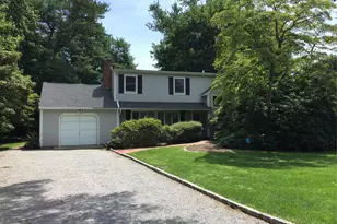 8 Maria Ct, Huntington Station, NY 11746 - Photo 2