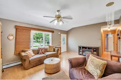 3 Megan Court, Bellport, NY 11713 - Photo 4