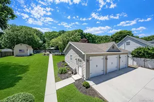 34 Leeds Blvd, Farmingville, NY 11738 - Photo 6