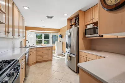 11 Lenroc Drive, White Plains, NY 10607 - Photo 8