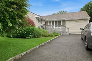 1270 Dahlia Ln, Wantagh, NY 11793 - Photo 2