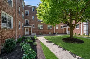 9 Edwards, Roslyn Heights, NY 11577 - Photo 12