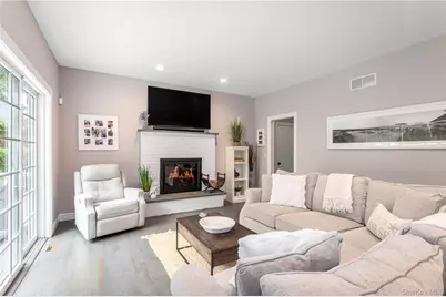 11 Stuart Court, Hampton Bays, NY 11946 - Photo 10