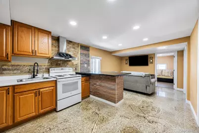 600 Broadway #D14, Amityville, NY 11701 - Photo 8