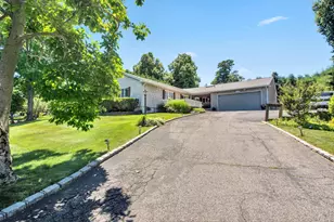 28 View Rd, East Setauket, NY 11733 - Photo 2