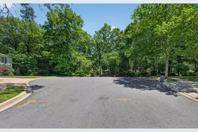 89 Beaumont Drive, Plainview, NY 11803 - Photo 40
