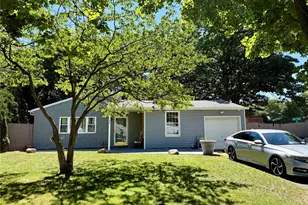 142 Palmer St, Brentwood, NY 11717 - Photo 2