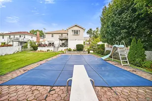 181 Roundhill Dr, Yonkers, NY 10710 - Photo 4
