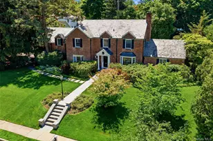 2 St Marks Pl, Cold Spring Harbor, NY 11724 - Photo 2