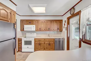955 Cedar Ct, Franklin Square, NY 11010 - Photo 10