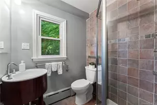 4 Pin Oak Ln, White Plains, NY 10606 - Photo 10