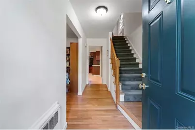4 Pin Oak Lane, White Plains, NY 10606 - Photo 2