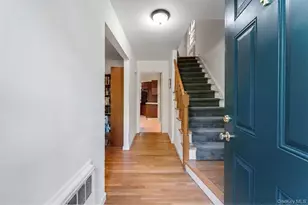 4 Pin Oak Ln, White Plains, NY 10606 - Photo 2