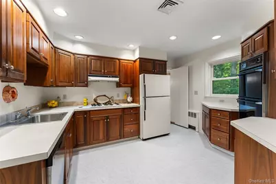 4 Pin Oak Lane, White Plains, NY 10606 - Photo 8