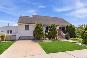 42 Larch St, Hicksville, NY 11801 - Photo 2