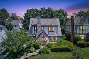 17 Hollywood Ct, Rockville Centre, NY 11570 - Photo 4