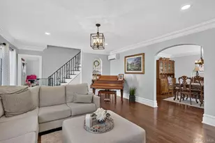 17 Hollywood Ct, Rockville Centre, NY 11570 - Photo 10