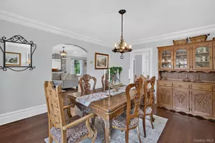 17 Hollywood Ct, Rockville Centre, NY 11570 - Photo 12