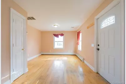 300 S Snedecor Avenue, Bayport, NY 11705 - Photo 10