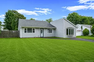9 Carson Ln, Medford, NY 11763 - Photo 2